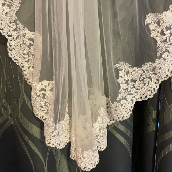 Finger tip length bridal veil. Never worn! - Picture 7 of 11